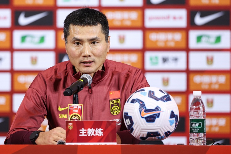 开云体育-邵佳一：国足下期集训会选U23球员，但踢不上联赛的肯定不行！